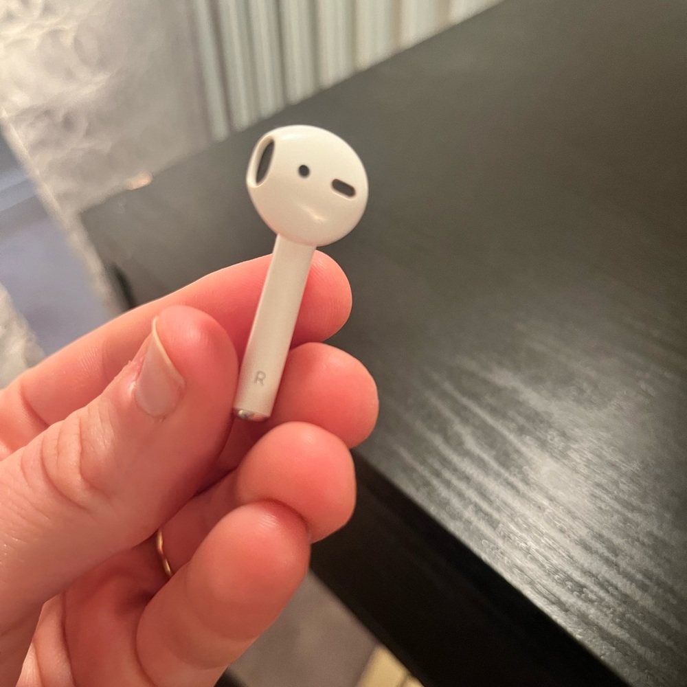 Right Apple AirPod 2nd Generation